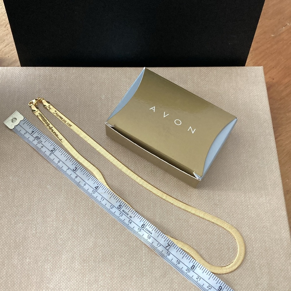 Avon Vintage Herringbone Flat GoldTone 18 inch Necklace
| NIB N6 - Picture 8 of 11